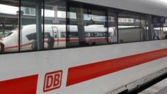 Ein Zugchef der Deutschen Bahn wurde in einem ICE von Hannover nach Berlin angegriffen. ...