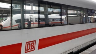 Ein Zugchef der Deutschen Bahn wurde in einem ICE von Hannover nach Berlin angegriffen. ...