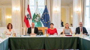 In der Grazer Burg wurde das Gesetzespaket mit Beamten vorgestellt. 