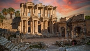 Die Celsus-Bibliothek in der antiken Metropole Ephesos: Mittlerweile sind dort seit 130 Jahren ...