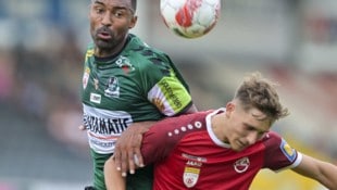 Paul Lipczinski (re.) wird Austrianer.