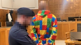 Der Angeklagte hatte sich für seine Verhandlung ein unorthodoxes Outfit ausgesucht. Aber wegen ...