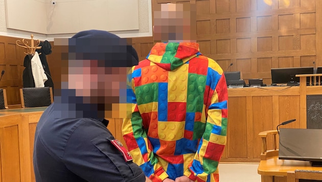 Der Angeklagte hatte sich für seine Verhandlung ein unorthodoxes Outfit ausgesucht. Aber wegen ...