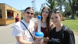 Diese Mutter mit ihren Töchtern erfüllte sich auf ihrer Wien-Reise den Traum, das Riesenrad zu ...