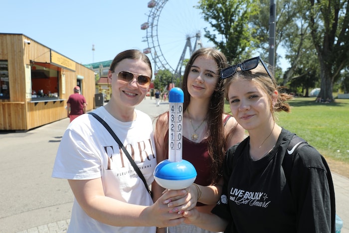 Diese Mutter mit ihren Töchtern erfüllte sich auf ihrer Wien-Reise den Traum, das Riesenrad zu ...