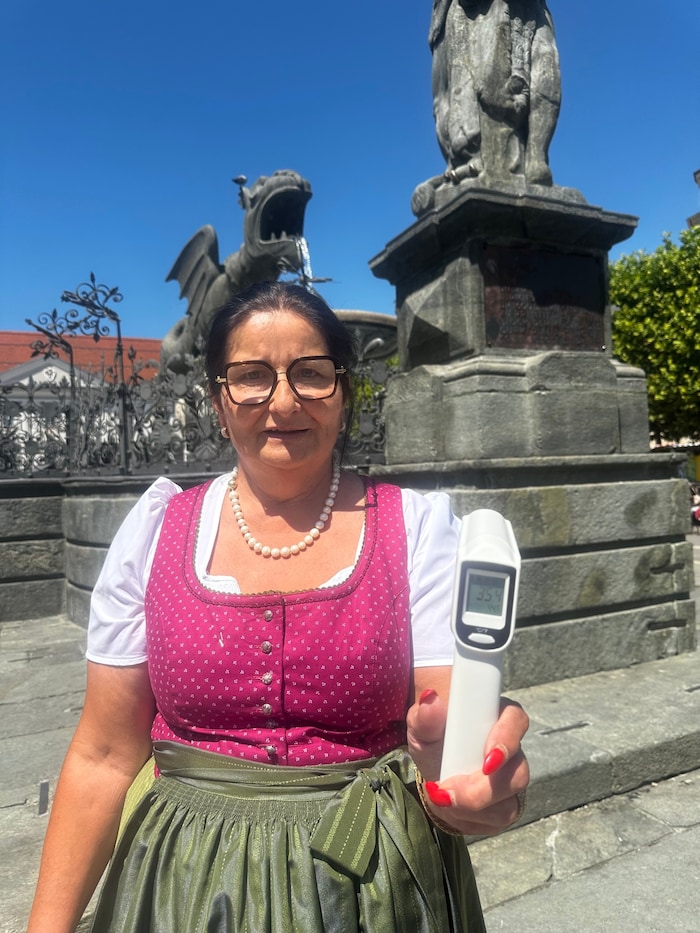 Edith Haslinger verkauft am Monatsmarkt modische Kleider und trotzt den Temperaturen.