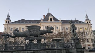 Die Finanzlage der Landeshauptstadt wird zum hitzigen Thema der Parteien.