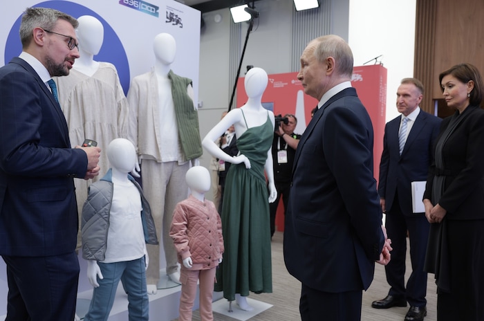 Der 72-Jährige begutachtete aufmerksam die Ausstellung in Moskau.