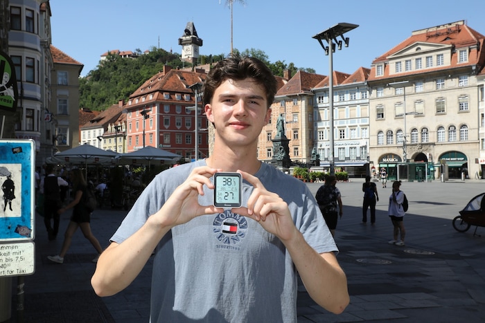„Steirerkrone“-Praktikant Niklas verhalf bei den hitzigen Temperaturen auch der Schloßberg-Blick ...