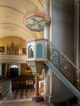 Eine frei stehende Säule trägt den Kanzelkorb in St. Peter am Wallersberg.