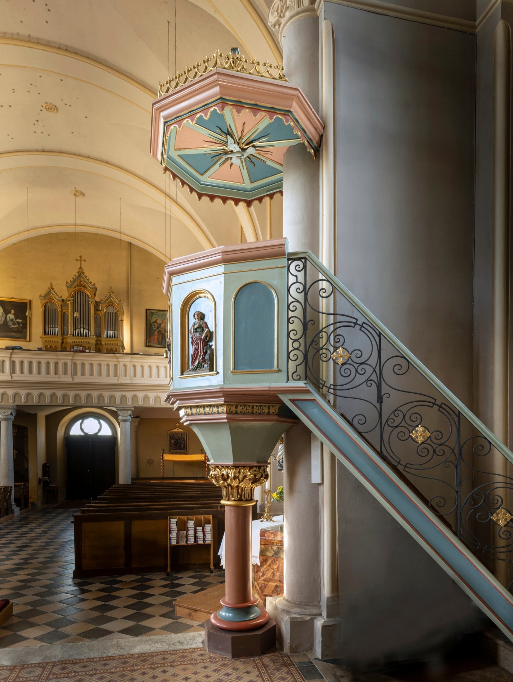 Eine frei stehende Säule trägt den Kanzelkorb in St. Peter am Wallersberg.