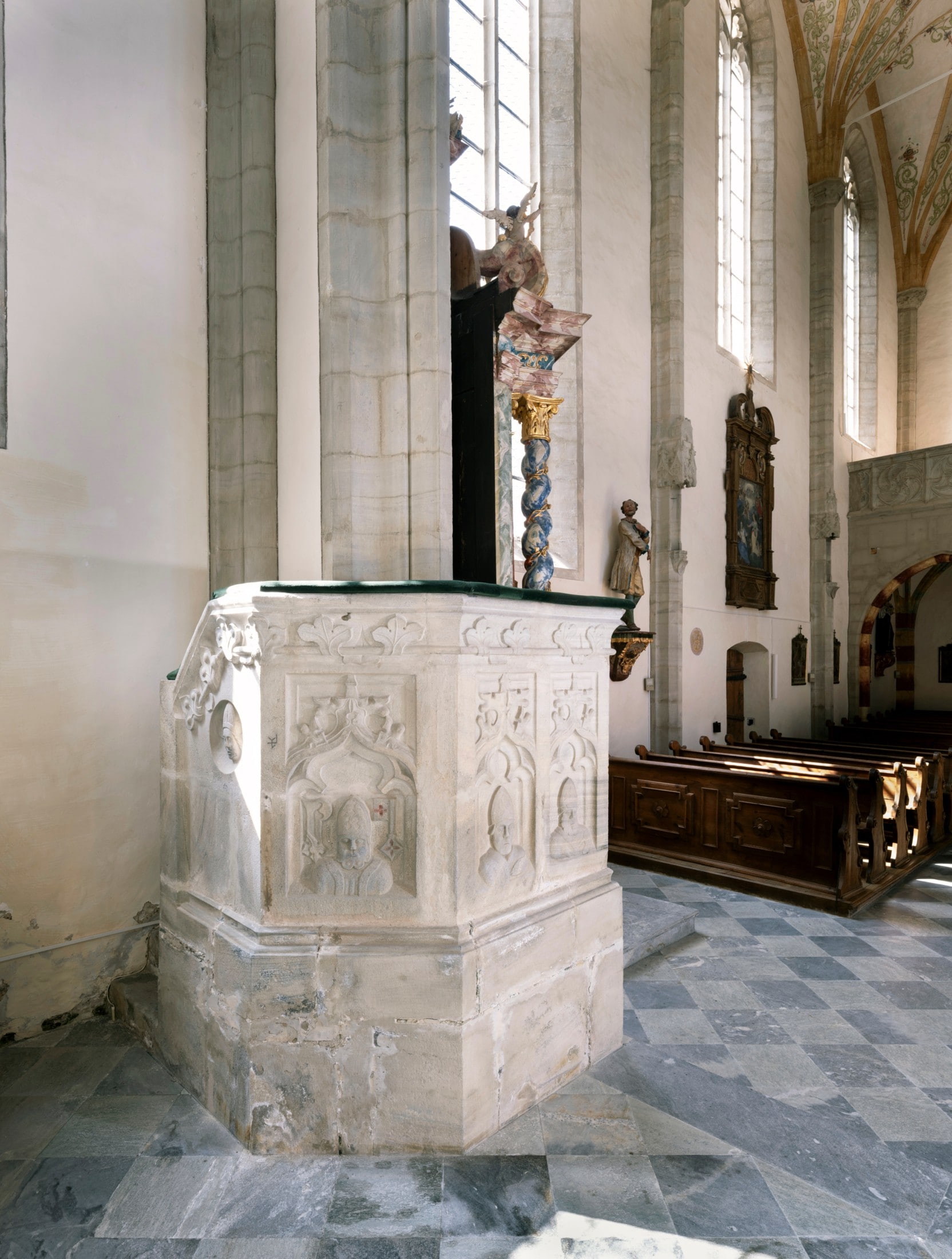In St. Wolfgang bei Grades befindet sich eine seltene gotische Stein- kanzel.