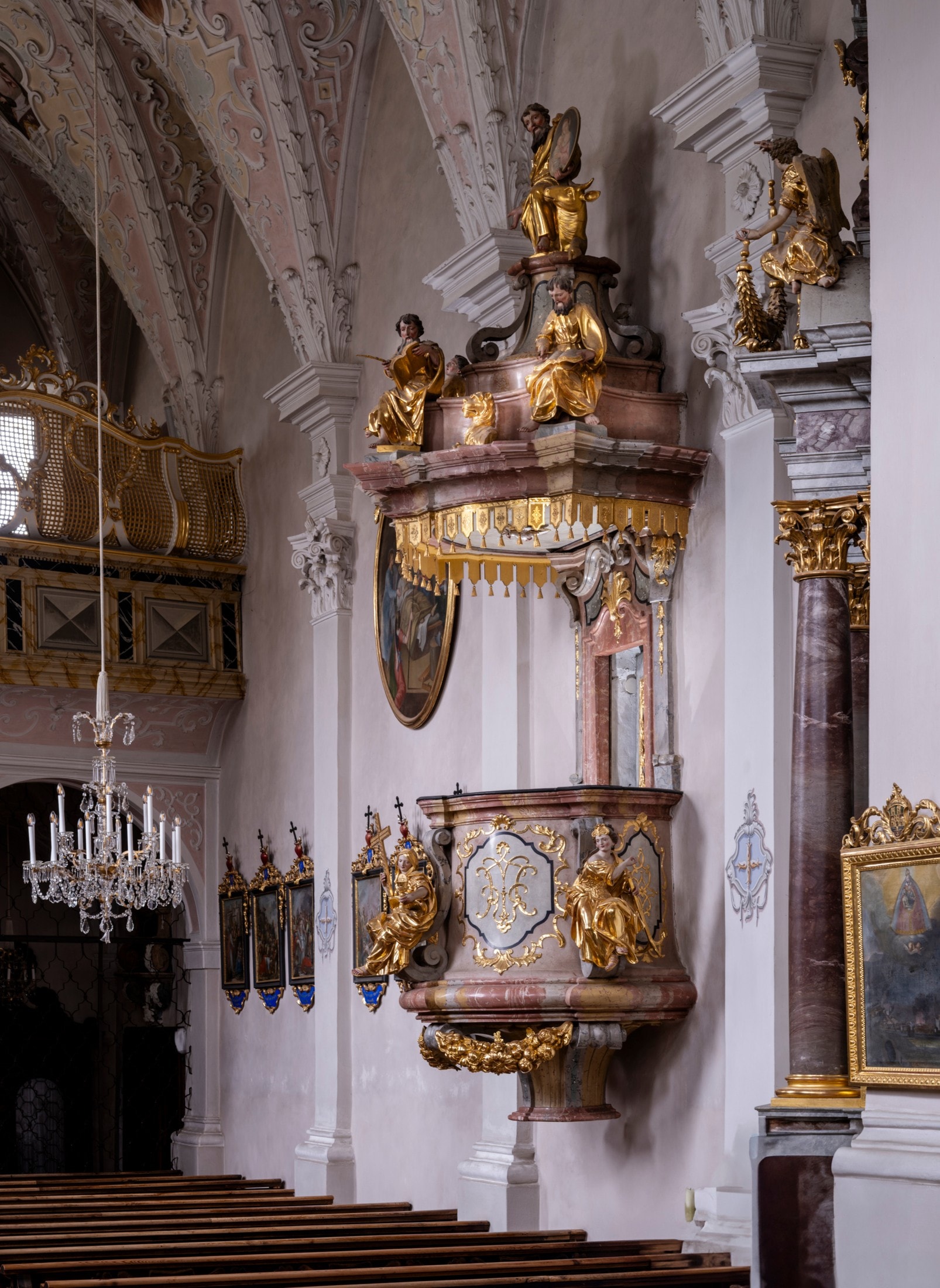 Reiche Schnitzkunst ziert die Kanzel in der Wallfahrtskirche Maria Luggau.