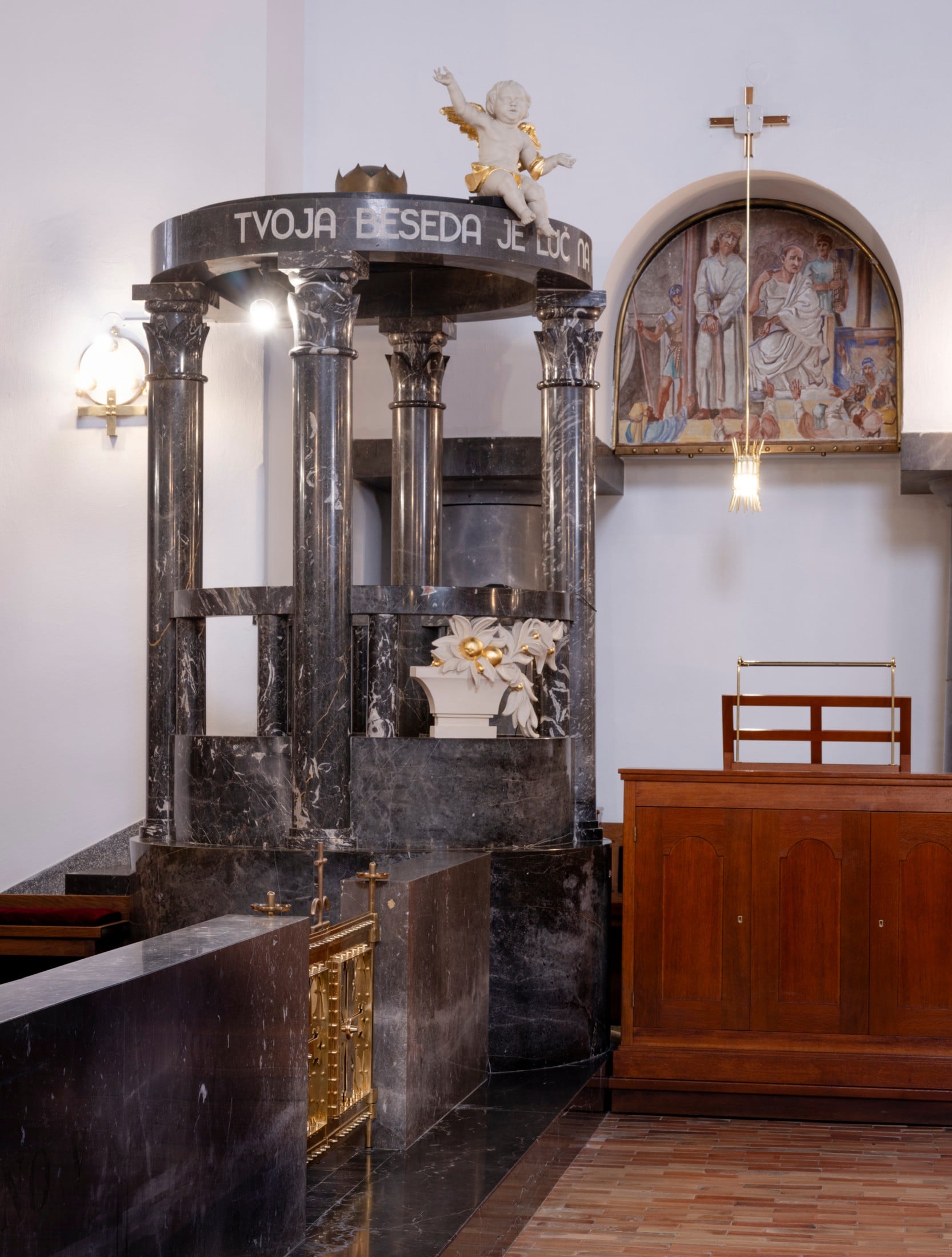 Eine junge, aus dem 20. Jahrhundert stammende Kanzel ist in der Christi-Himmelfahrt-Kirche im ...
