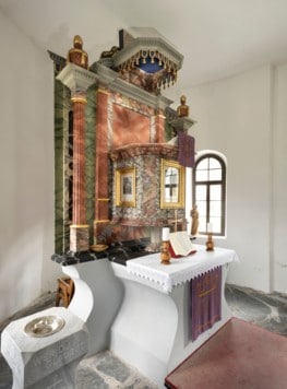 Selten zu sehen: Kanzelaltäre. In einigen evangelischen Kirchen ist die Kanzel direkt am Altar ...