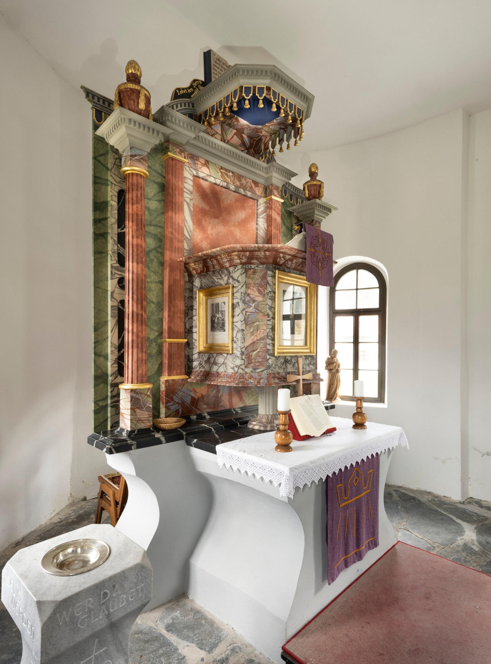 Selten zu sehen: Kanzelaltäre. In einigen evangelischen Kirchen ist die Kanzel direkt am Altar ...