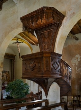 Holzkanzel im italienischen Cordovado.