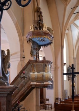 Die elegante Brüstung fällt bei der Kanzel in Tarvis auf.