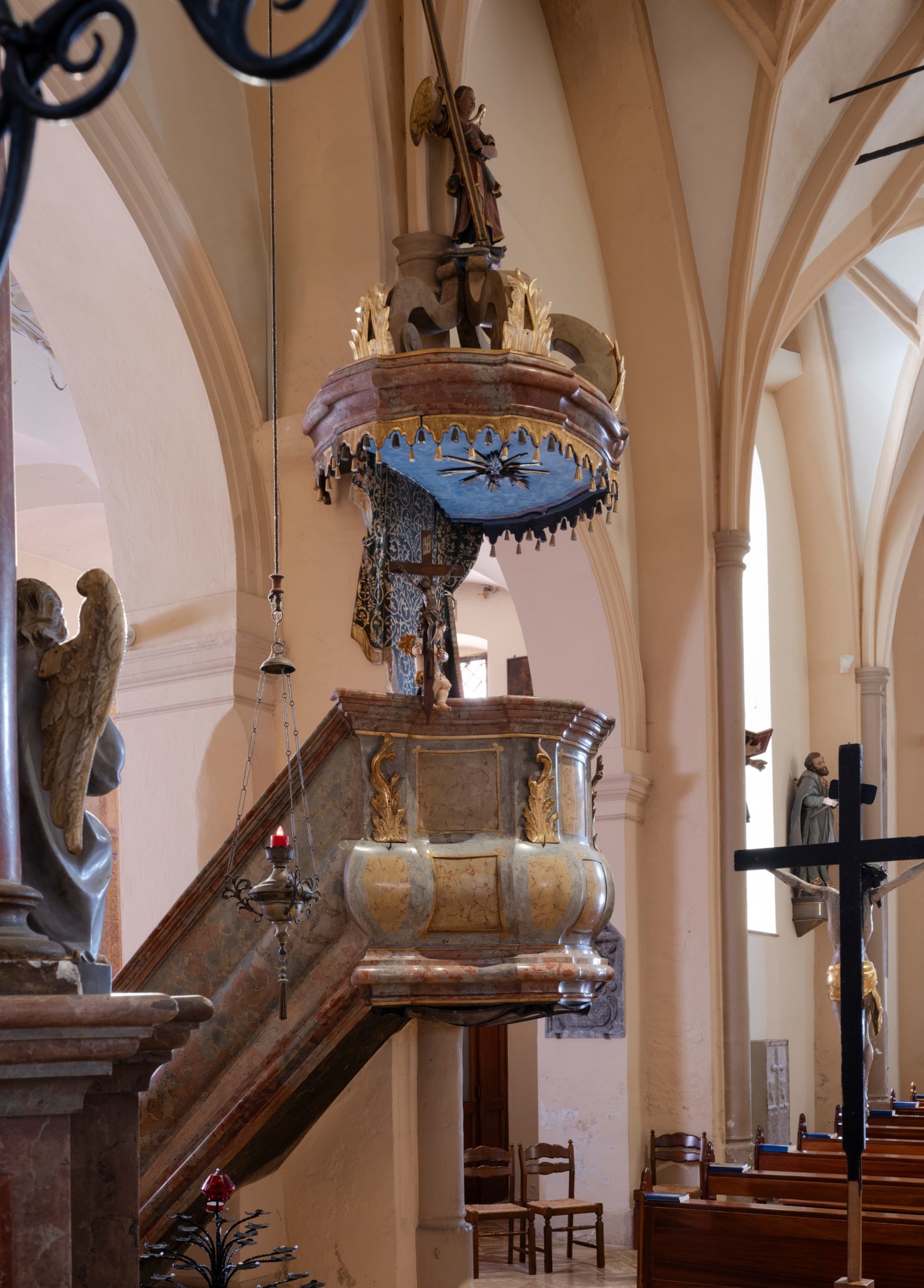 Die elegante Brüstung fällt bei der Kanzel in Tarvis auf.