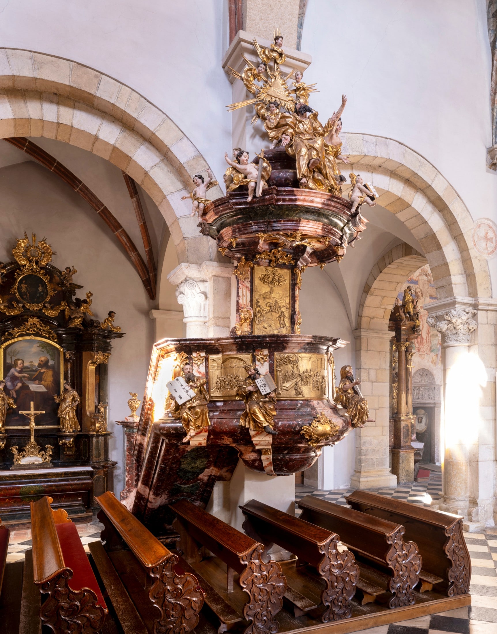 St. Paul im Lavanttal: Szenen aus dem Leben des Paulus sind an der Kanzel zu sehen.
