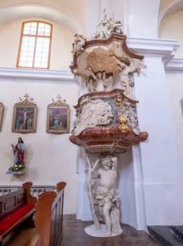 Der „Wilde Mann“ aus dem Wappen des Klosters Kostanjevica bildet die Säule in Golo (SLO).