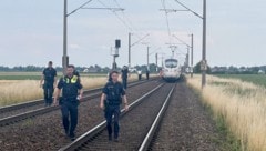 Nach dem Angriff in einem ICE am Donnerstag in Bayern soll der Verdächtige schon heute vor einen ...