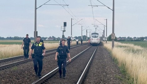 Nach dem Angriff in einem ICE am Donnerstag in Bayern soll der Verdächtige schon heute vor einen ...