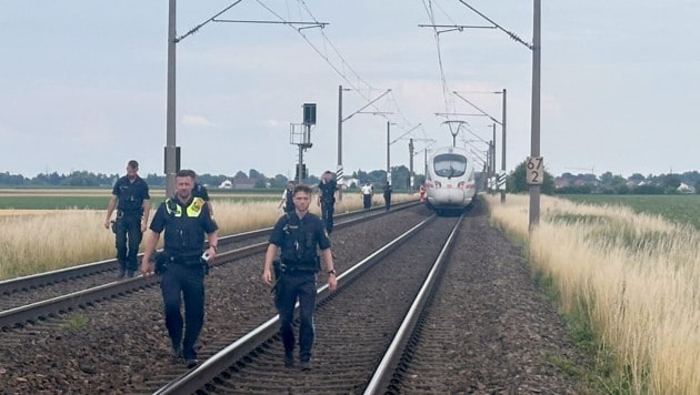 Nach dem Angriff in einem ICE am Donnerstag in Bayern soll der Verdächtige schon heute vor einen ...