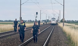 Nach dem Angriff in einem ICE am Donnerstag in Bayern soll der Verdächtige schon heute vor einen ...