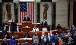 US-Sprecher Mike Johnson leitete im Repräsentantenhaus im Kapitol in Washington, D.C. die ...