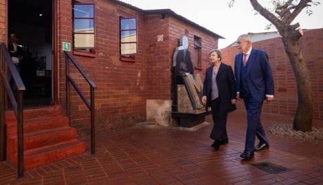 Bundespräsident Alexander Van der Bellen und seine Ehefrau Doris Schmidauer vor dem Wohnhaus von ...