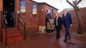 Bundespräsident Alexander Van der Bellen und seine Ehefrau Doris Schmidauer vor dem Wohnhaus von ...