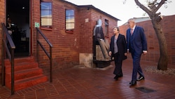 Bundespräsident Alexander Van der Bellen und seine Ehefrau Doris Schmidauer vor dem Wohnhaus von ...