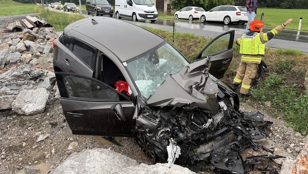 Das Auto wurde schwer beschädigt.