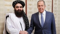 Vor ihren Gesprächen in Moskau posierten der russische Außenminister Sergej Lawrow (rechts) und ...