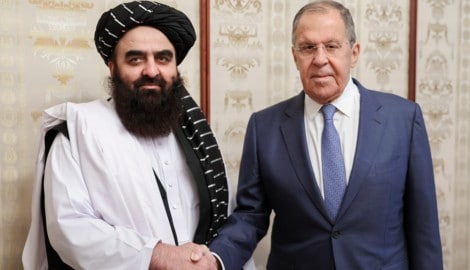 Vor ihren Gesprächen in Moskau posierten der russische Außenminister Sergej Lawrow (rechts) und ...