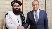 Vor ihren Gesprächen in Moskau posierten der russische Außenminister Sergej Lawrow (rechts) und ...