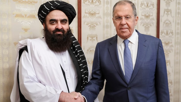 Vor ihren Gesprächen in Moskau posierten der russische Außenminister Sergej Lawrow (rechts) und ...