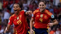 Vicky Lopez und Esther Gonzalez jubeln über den klaren Sieg Spaniens gegen Portugal ...