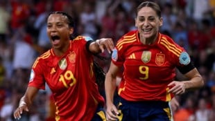 Vicky Lopez und Esther Gonzalez jubeln über den klaren Sieg Spaniens gegen Portugal ...