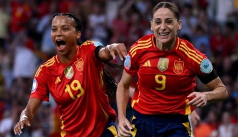 Vicky Lopez und Esther Gonzalez jubeln über den klaren Sieg Spaniens gegen Portugal ...