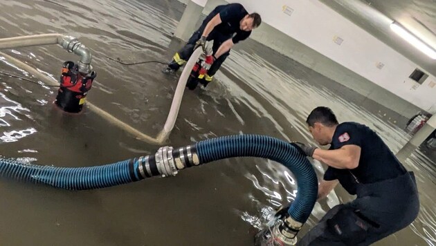 Die Feuerwehrleute mussten oftmals Pumpen einsetzen