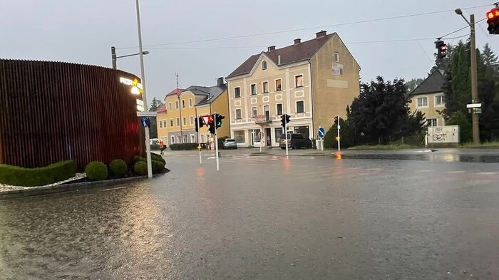 Viel Wasser kam in kurzer Zeit, wie diese Aufnahme aus der Freistädter Straße zeigt.