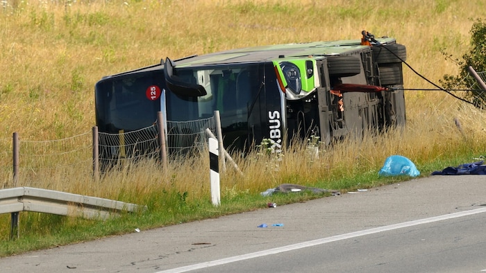 Der Bus kam von der Fahrbahn ab und landete seitlich im Straßengraben.