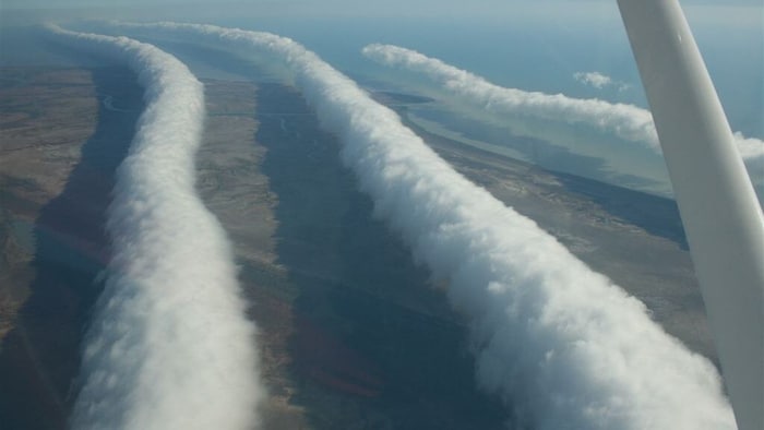Sogenannte Morning Glory Clouds, aufgenommen aus der Luft über Nordaustralien