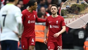 Liverpools Virgil van Dijk (li.) trauert um Diogo Jota.