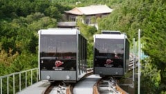 Die Standseilbahn zur Chinesischen Mauer wurde 2017 eröffnet, in den Fahrzeugen haben je 120 ...