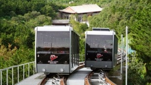 Die Standseilbahn zur Chinesischen Mauer wurde 2017 eröffnet, in jden Fahrzeugen haben je 120 ...