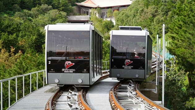 Die Standseilbahn zur Chinesischen Mauer wurde 2017 eröffnet, in den Fahrzeugen haben je 120 ...