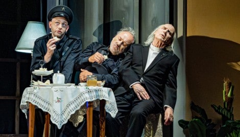Ein Komödien-Klassiker als absurde Mühsal: Klein (Florian Stohr), Brophy (C.C. Weinberger) und ...